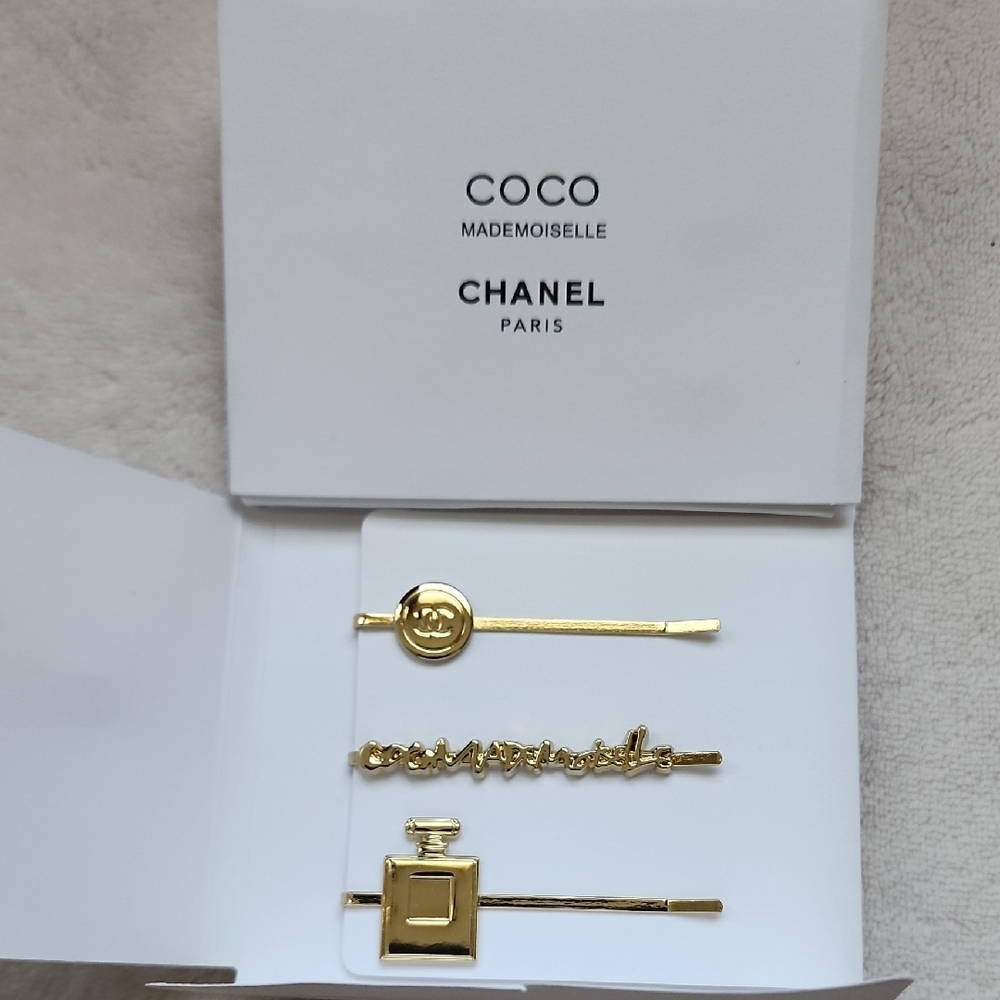 CHANEL Gold Hair Accessories Set Elegant Design